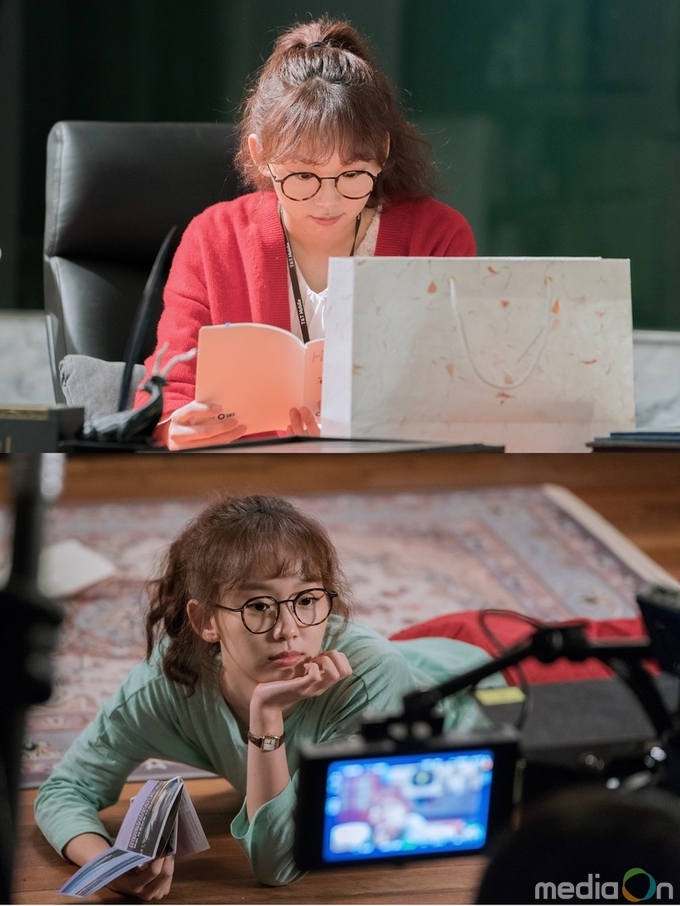 초면에 사랑합니다, 그녀의 곁엔 언제나 대본이! 촬영 현장 속 진기주 엿보기!